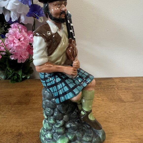 Royal Doulton The Piper HN2907 Vintage Scottish Bagpiper Figurine Collectible - Picture 2 of 5